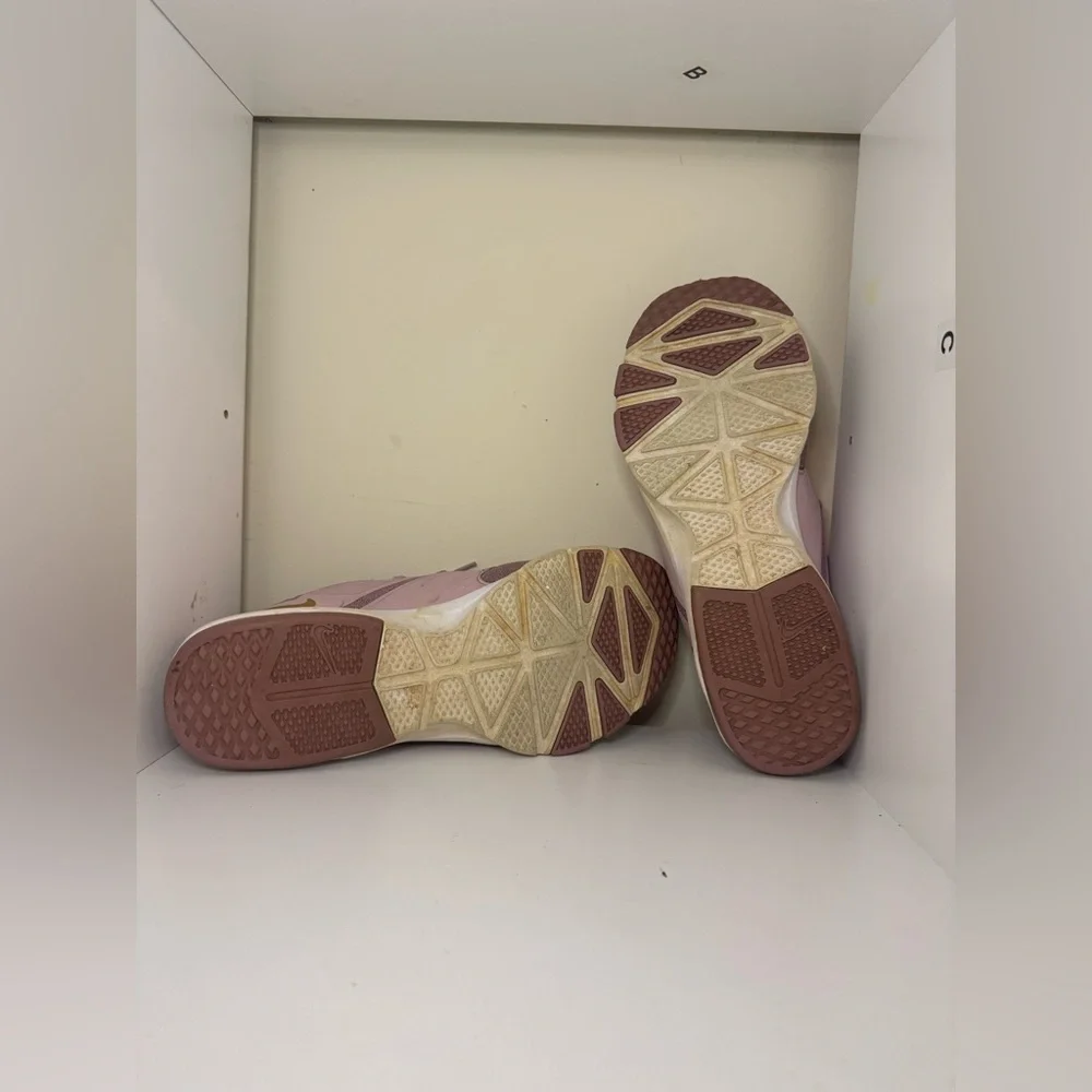 Nike Womens Air Bela TR Running Shoe Pink purple with Gold Swoosh size 8 - Picture 7 of 7